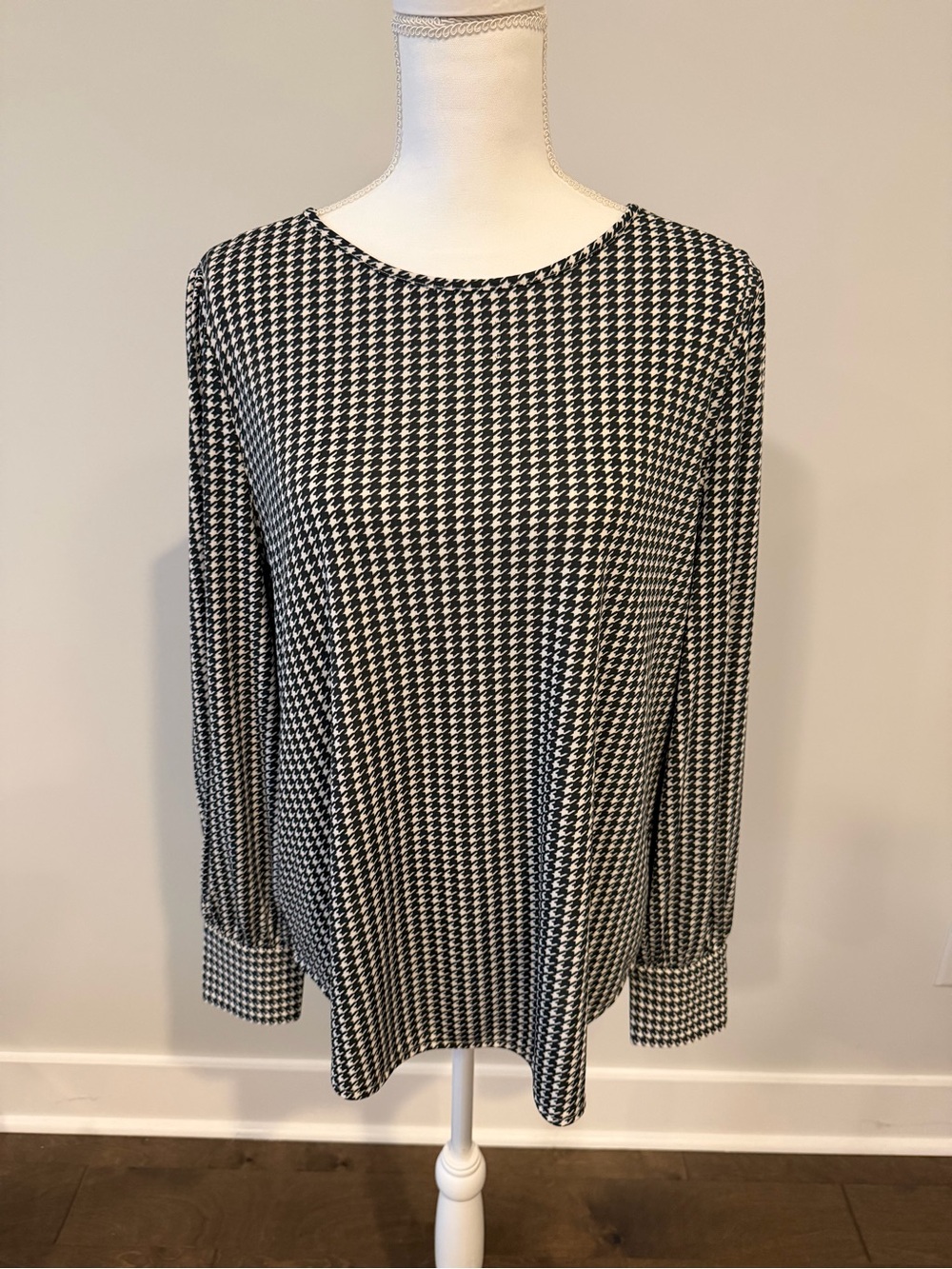 Ann Taylor Black and White Houndstooth Long Sleeve Blouse